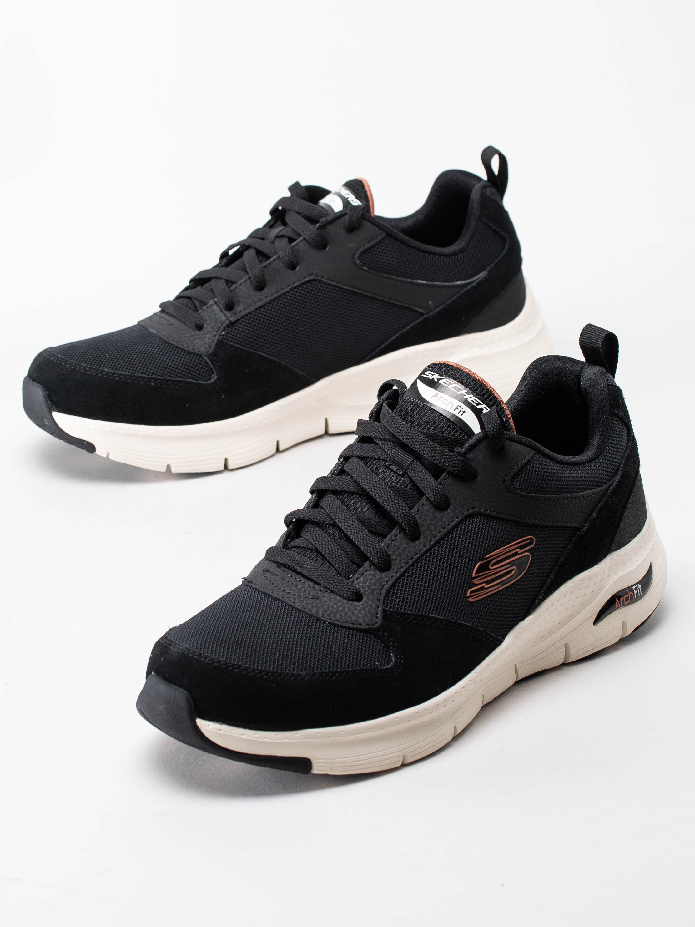 Skechers - Arch Fit Servitica - Svarta sportskor med vit sula