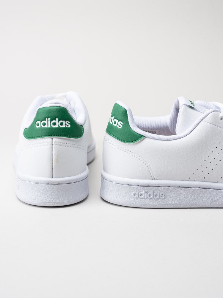 Adidas - Advantage - Vita sneakers med gröna detaljer