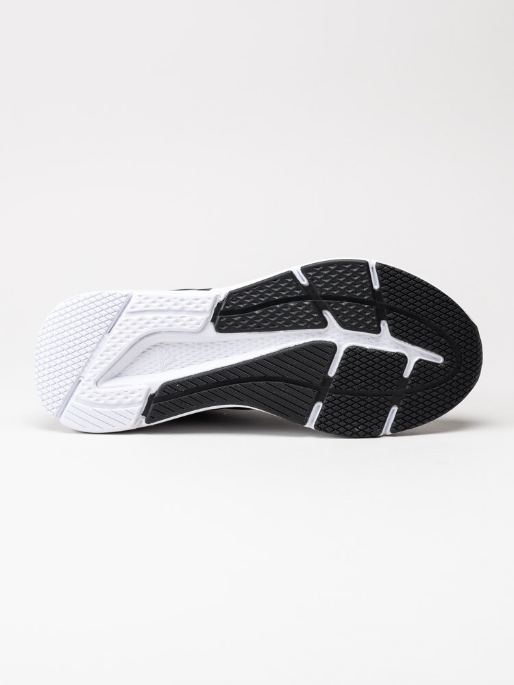 Adidas - Questar - Svarta sneakers i texti