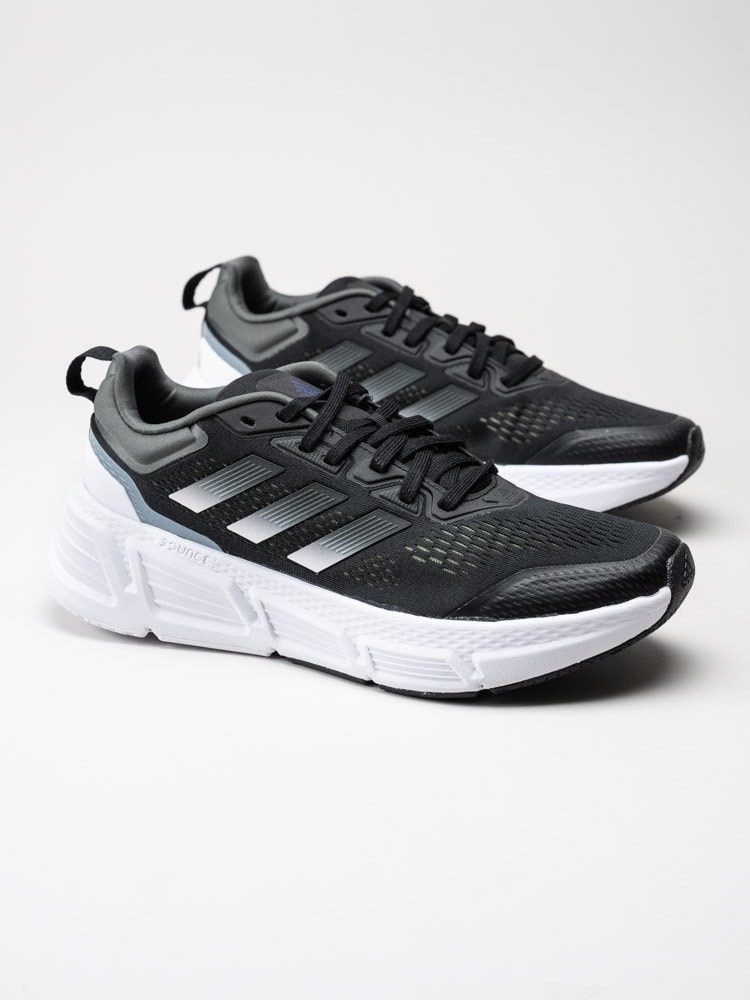 Adidas - Questar - Svarta sneakers i texti