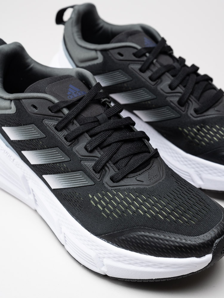 Adidas - Questar - Svarta sneakers i texti