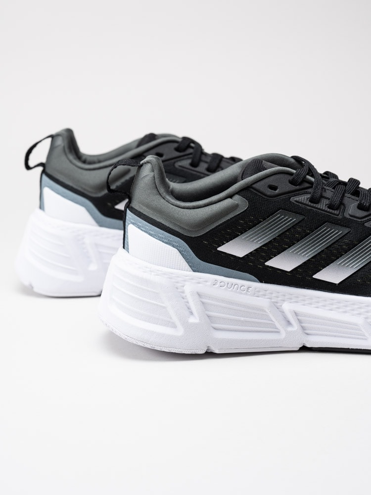 Adidas - Questar - Svarta sneakers i texti