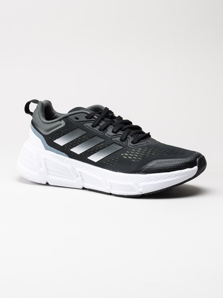 Adidas - Questar - Svarta sneakers i texti