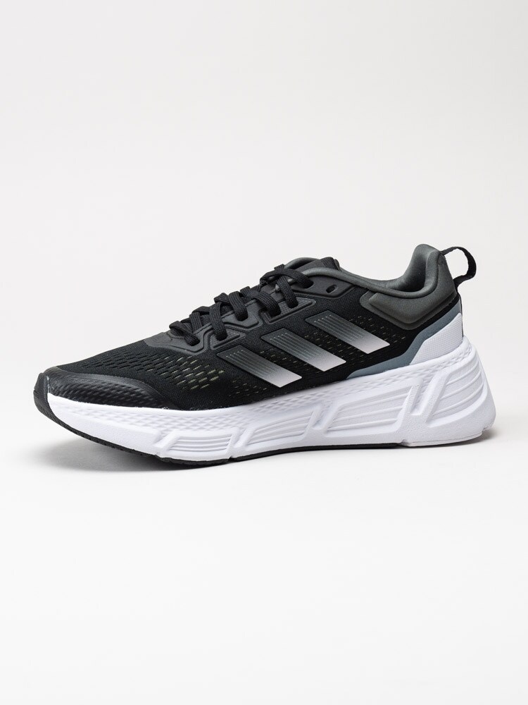 Adidas - Questar - Svarta sneakers i texti