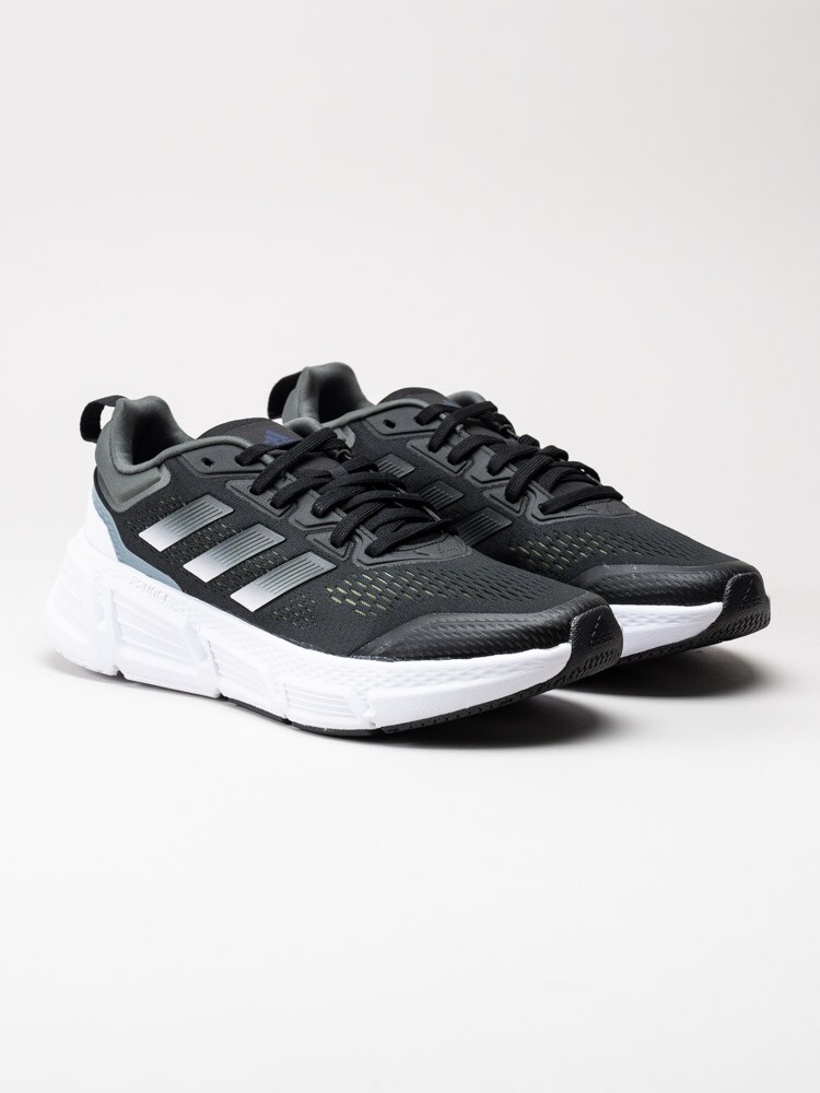 Adidas - Questar - Svarta sneakers i texti