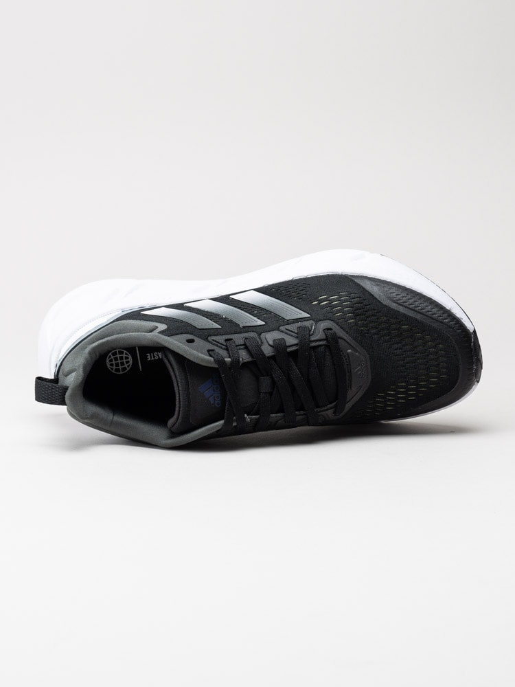 Adidas - Questar - Svarta sneakers i texti