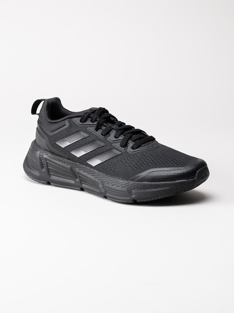 Adidas - Questar - Svarta sneakers i textil med stripes