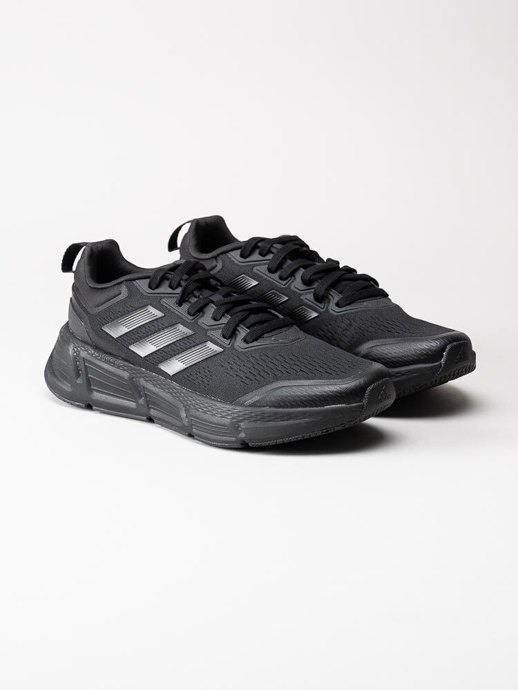 Adidas - Questar - Svarta sneakers i textil med stripes