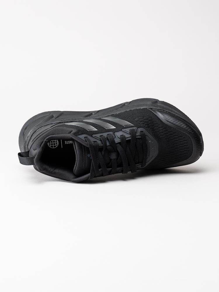 Adidas - Questar - Svarta sneakers i textil med stripes