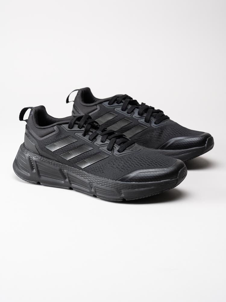 Adidas - Questar - Svarta sneakers i textil med stripes