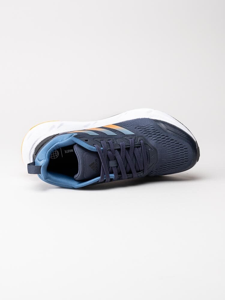 Adidas - Questar - Mörkblå sneakers i textil med orange inslag