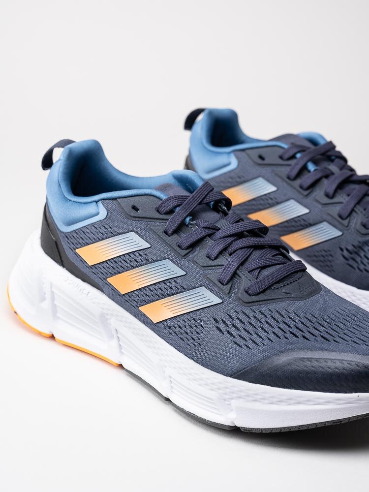 Adidas - Questar - Mörkblå sneakers i textil med orange inslag