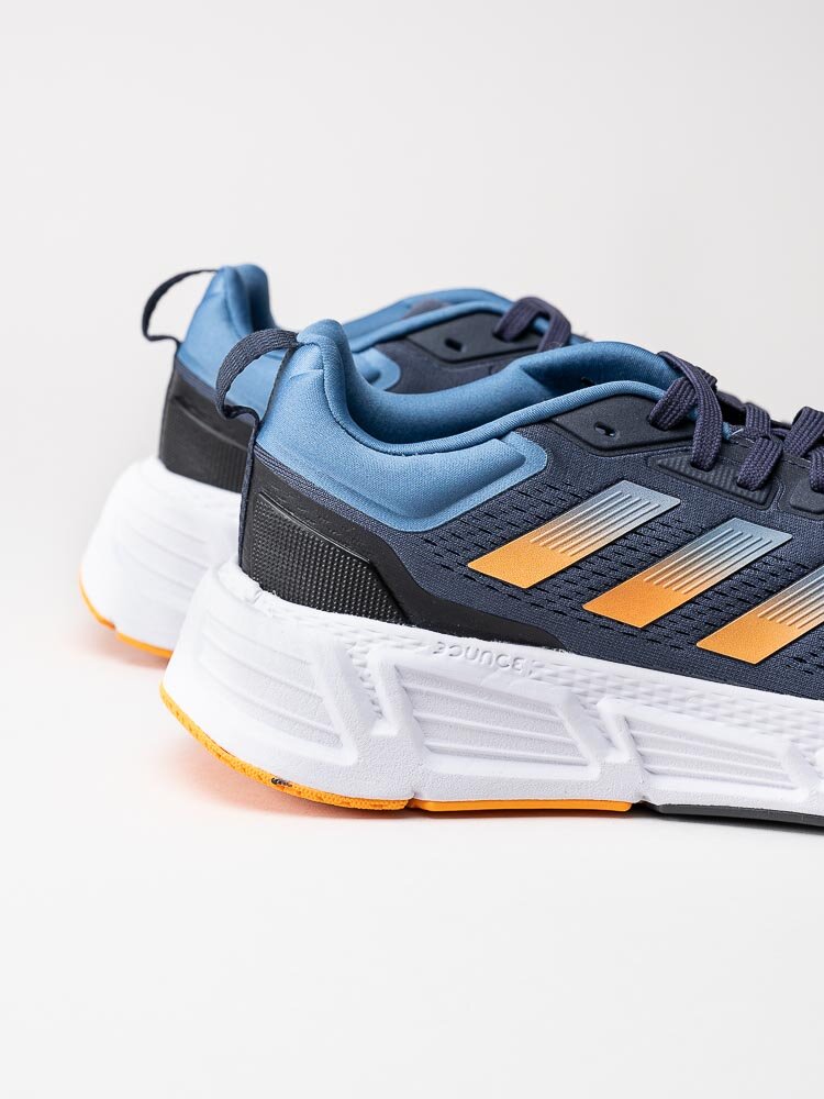 Adidas - Questar - Mörkblå sneakers i textil med orange inslag