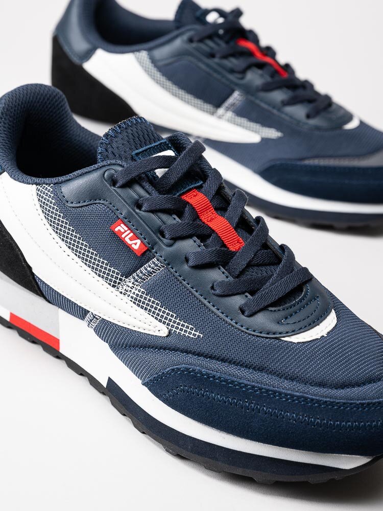 FILA - Retronique 22 - Mörkblå retrosneakers med röda och vita detaljer