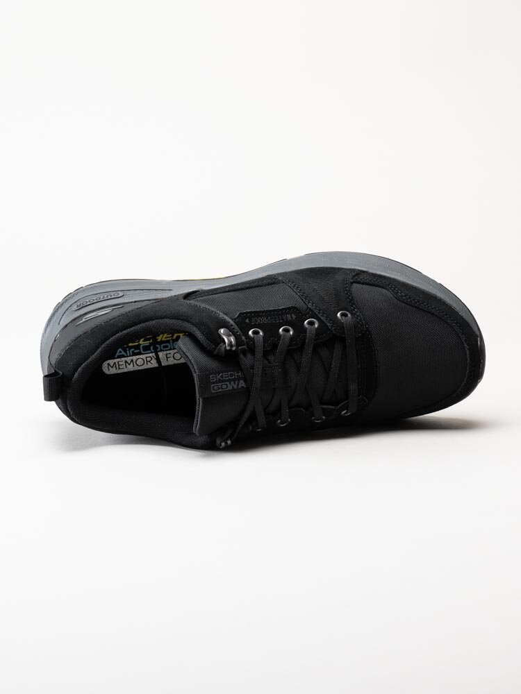 Skechers - Go Walk Outdoor Massif - Svarta vattentäta sneakers i textil