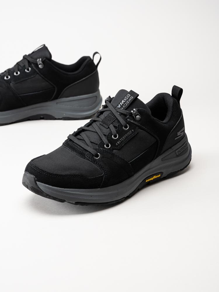 Skechers - Go Walk Outdoor Massif - Svarta vattentäta sneakers i textil