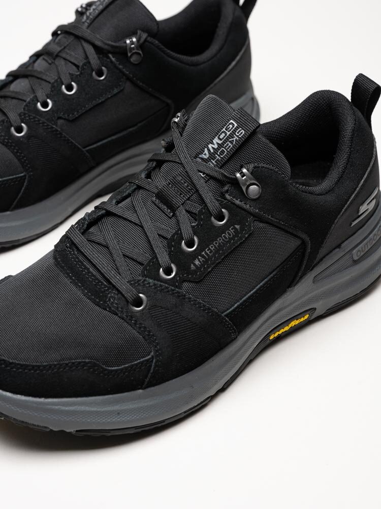 Skechers - Go Walk Outdoor Massif - Svarta vattentäta sneakers i textil