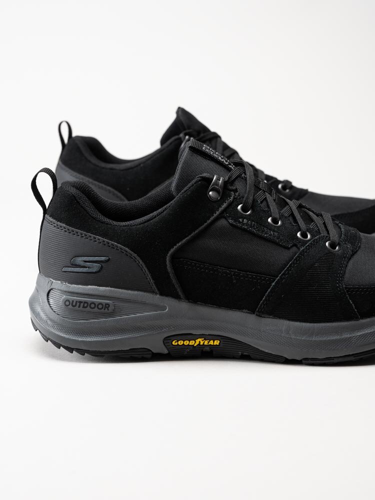 Skechers - Go Walk Outdoor Massif - Svarta vattentäta sneakers i textil