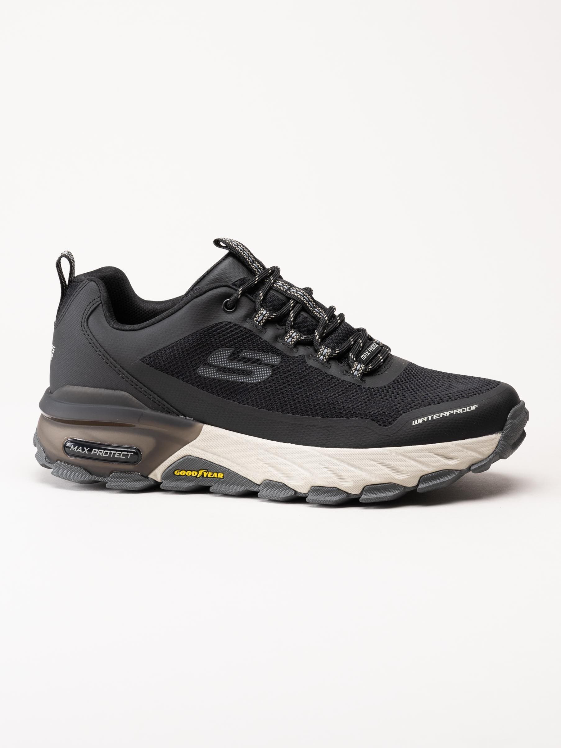 Skechers - Max Protect Fast Track - Svarta vattentäta sneakers