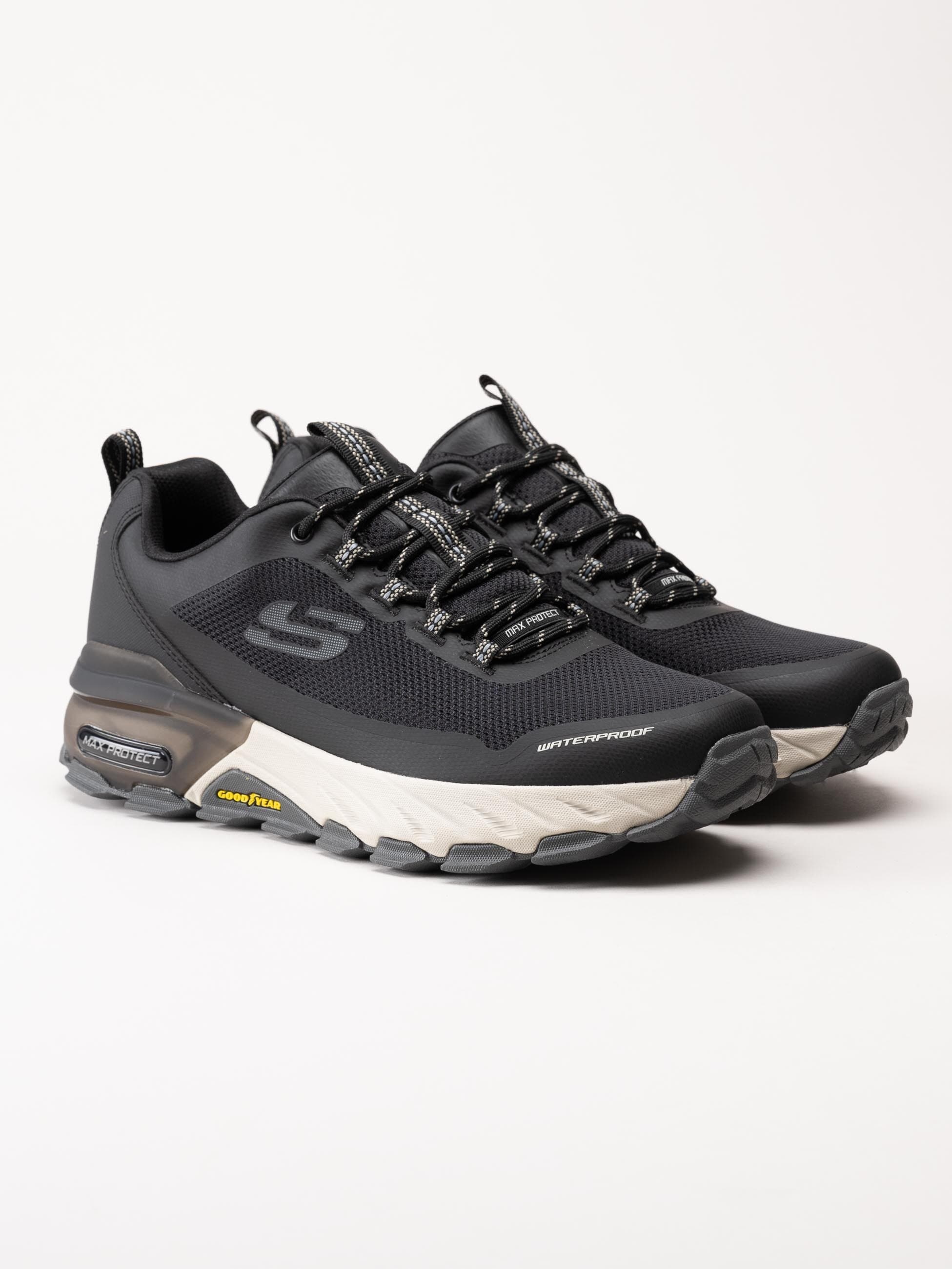 Skechers - Max Protect Fast Track - Svarta vattentäta sneakers