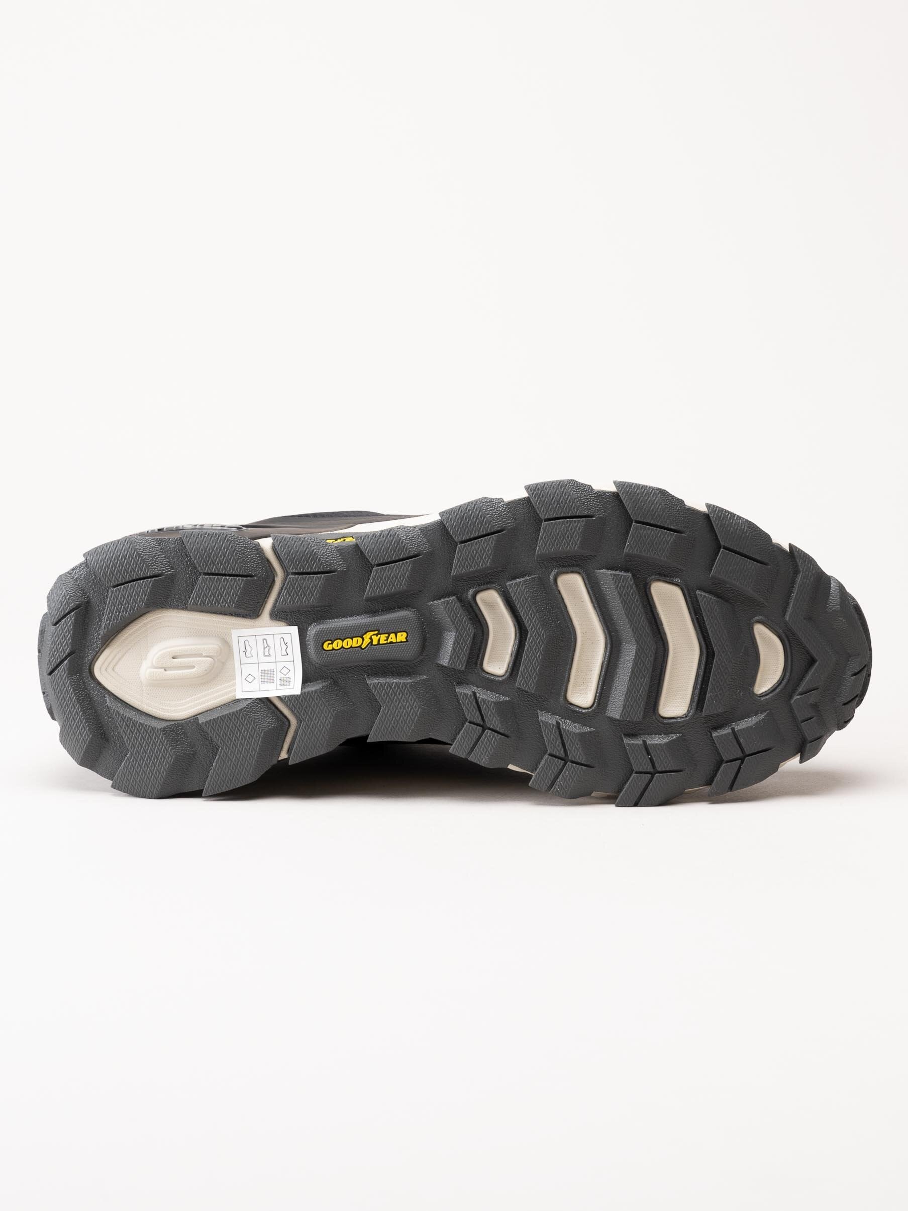 Skechers - Max Protect Fast Track - Svarta vattentäta sneakers
