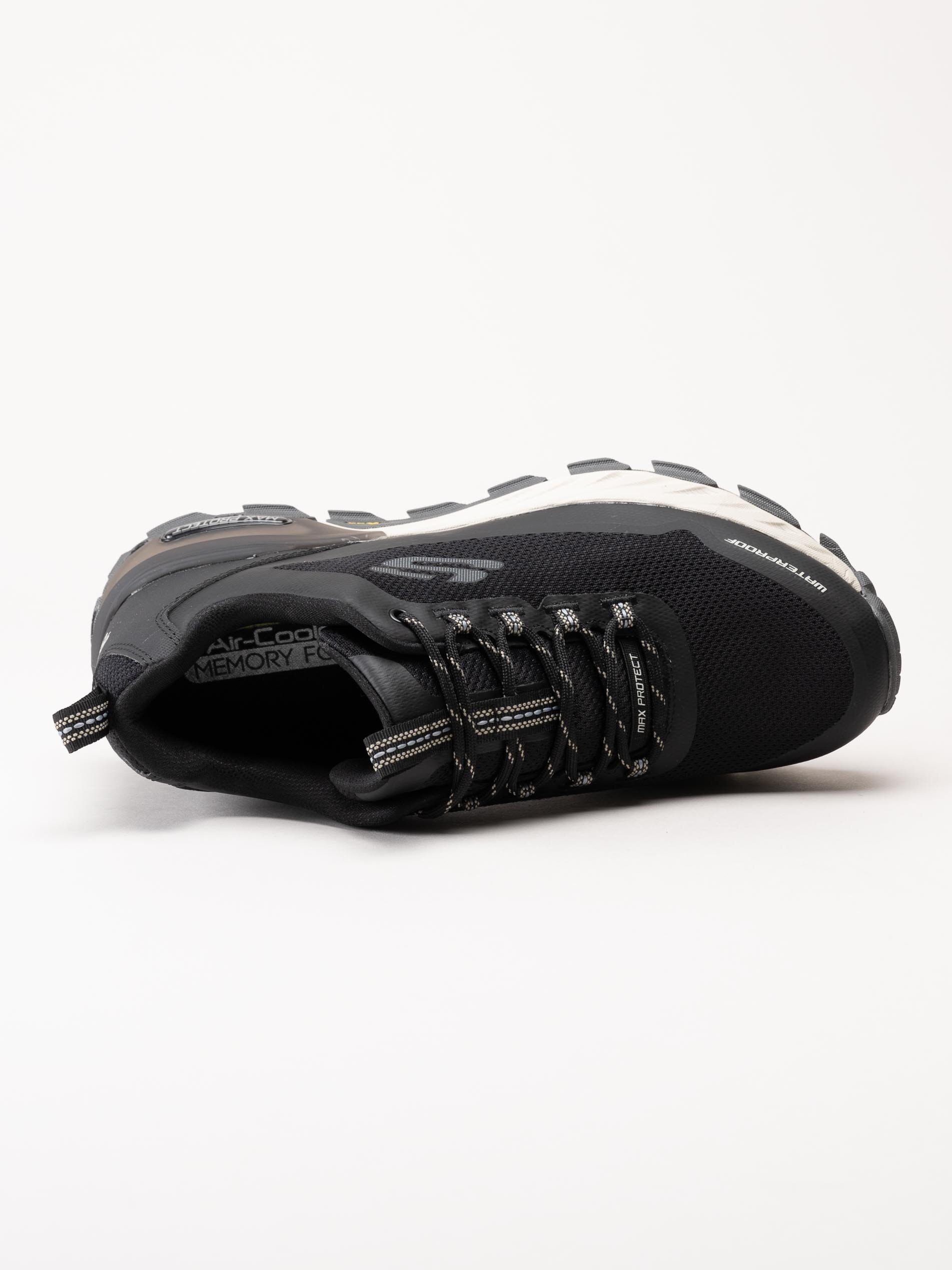 Skechers - Max Protect Fast Track - Svarta vattentäta sneakers