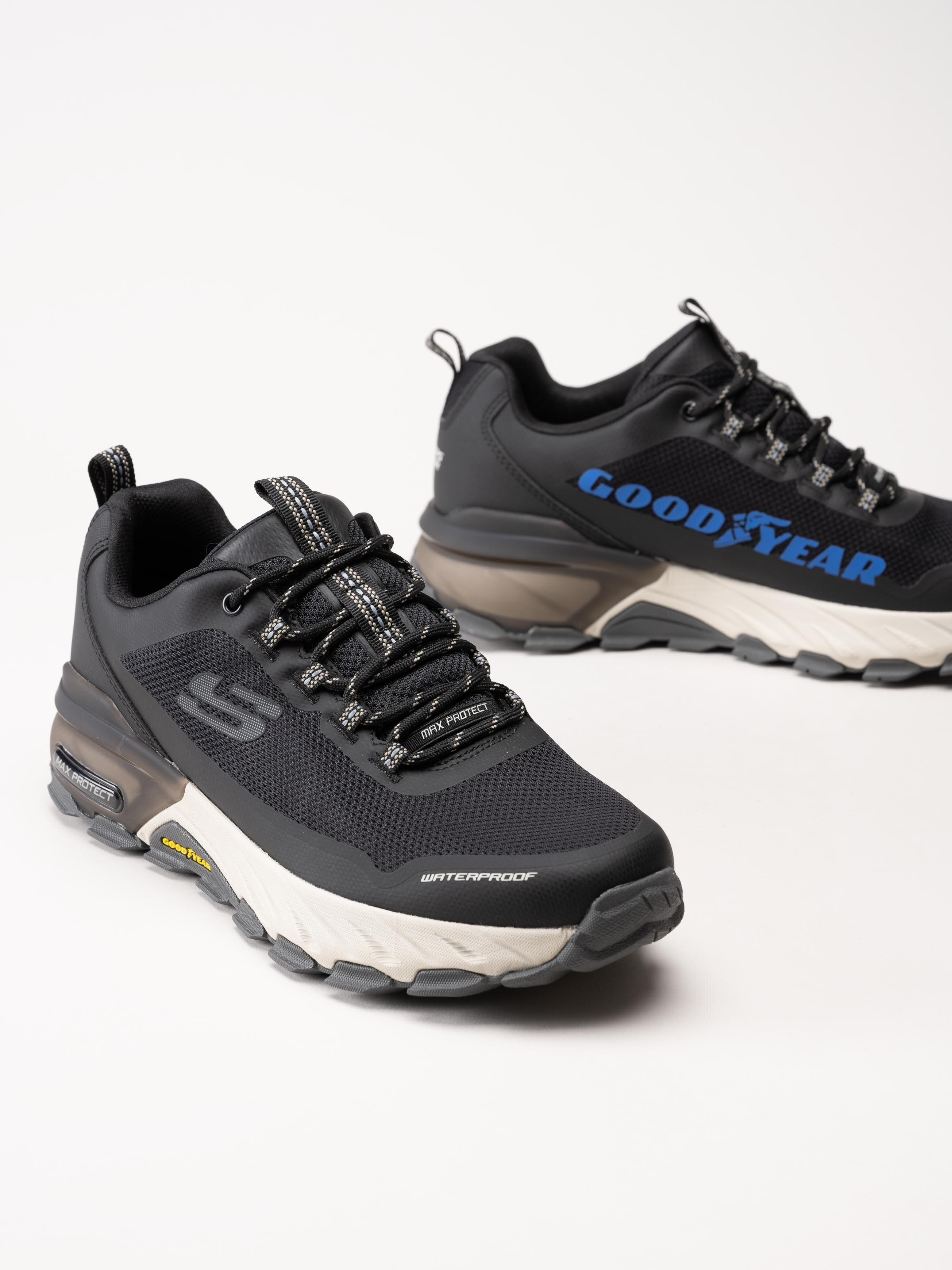 Skechers - Max Protect Fast Track - Svarta vattentäta sneakers