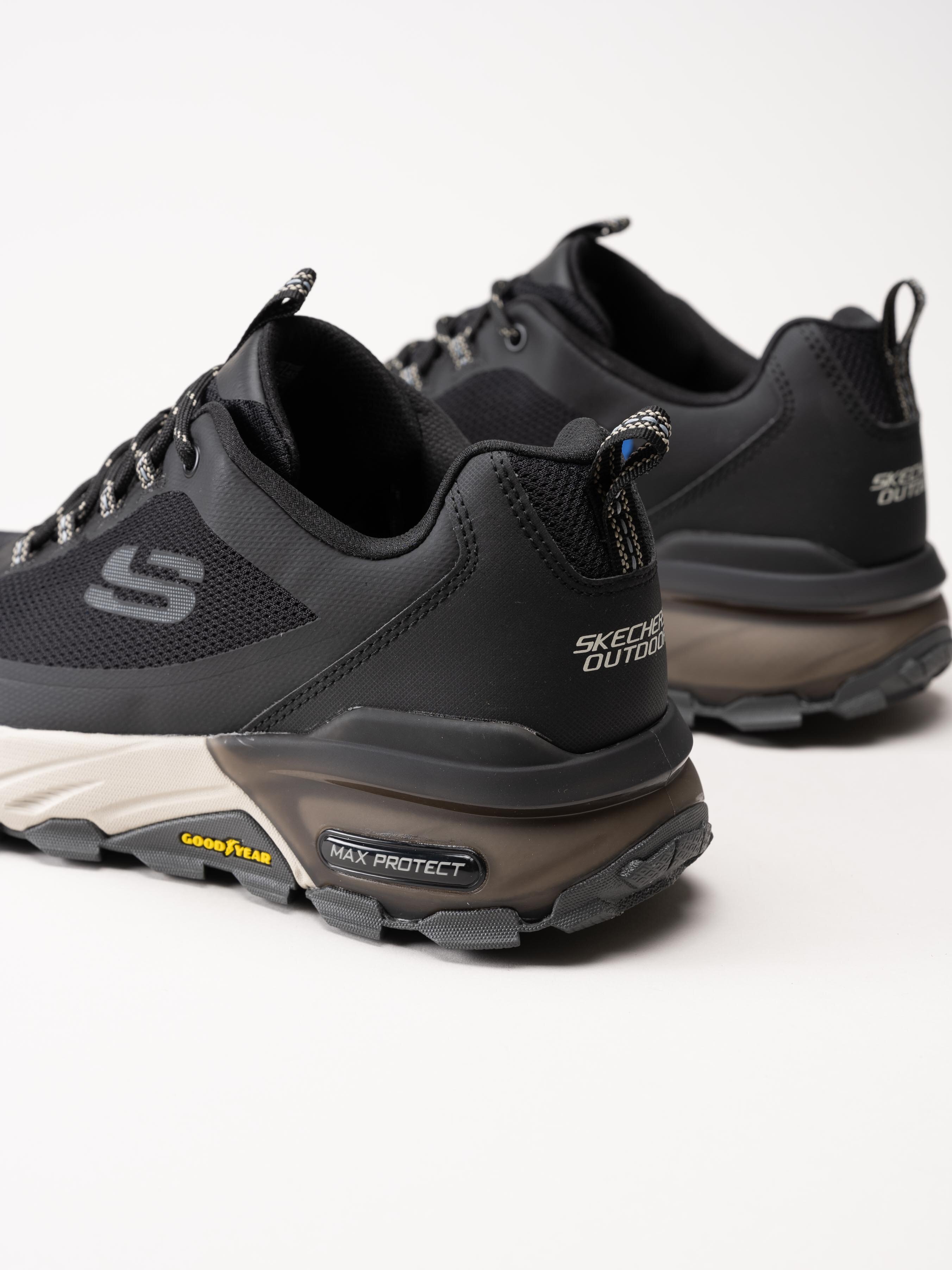 Skechers - Max Protect Fast Track - Svarta vattentäta sneakers