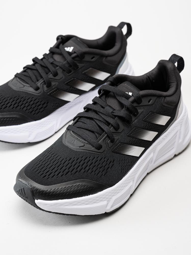 Adidas - Questar - Svarta sneakers i textil