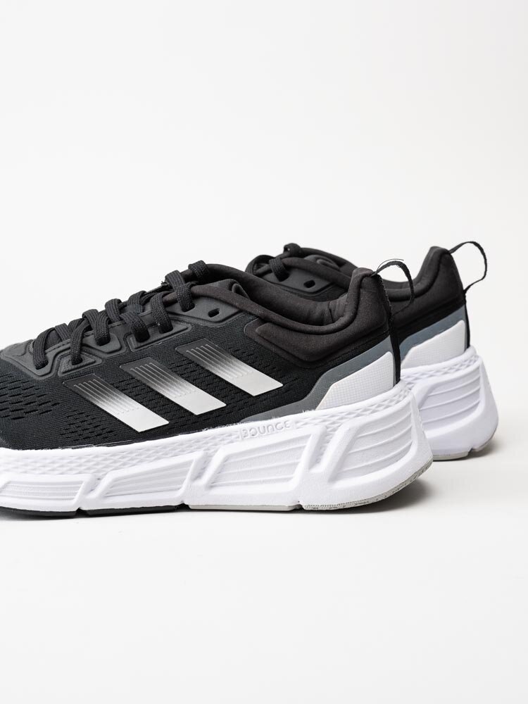 Adidas - Questar - Svarta sneakers i textil