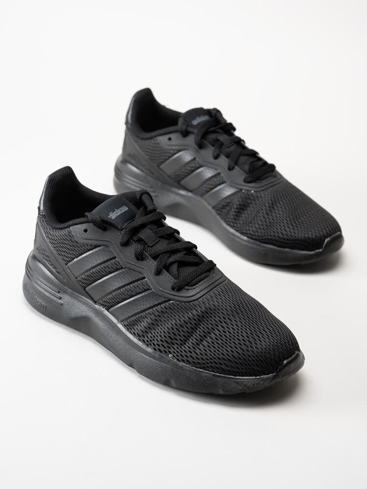 Adidas - Nebzed - Svarta sneakers i textil