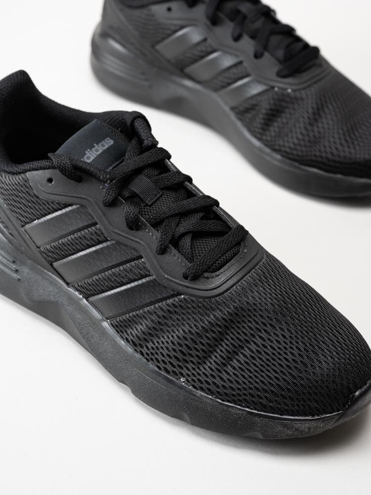 Adidas - Nebzed - Svarta sneakers i textil