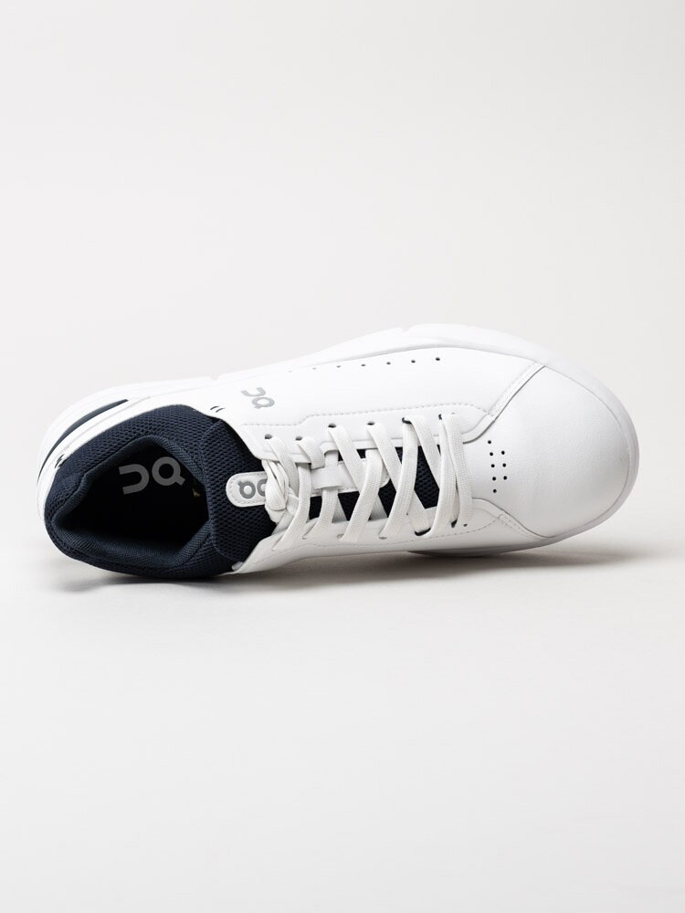 On - The Roger Advantage - Vita sneakers i skinnimitation