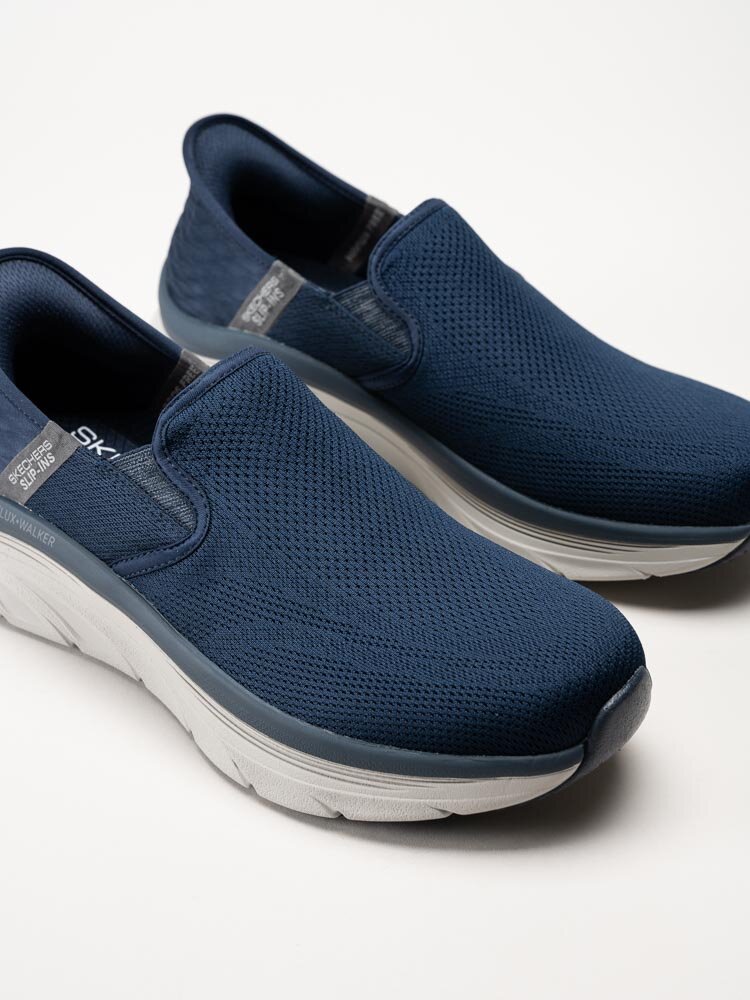 Skechers - DLux Walker Orford - Mörkblå slip on sneakers i textil