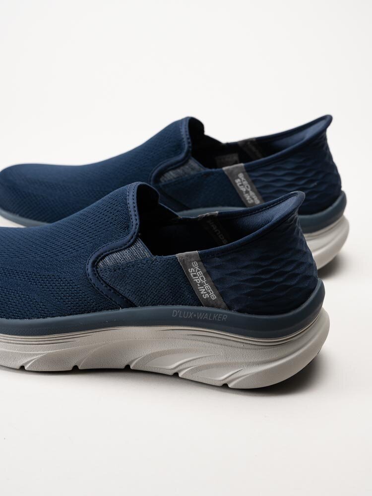 Skechers - DLux Walker Orford - Mörkblå slip on sneakers i textil