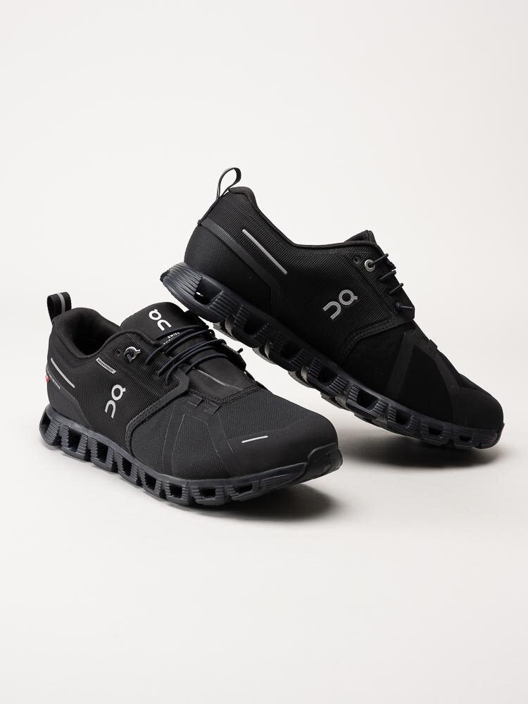 On - Cloud 5 Waterproof - Svarta sportiga sneakers i textil