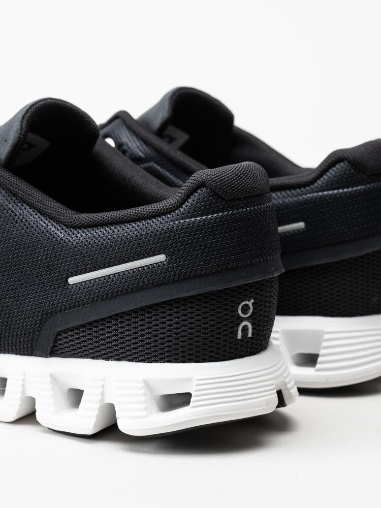 On - Cloud 5 - Svarta sportiga sneakers i textil