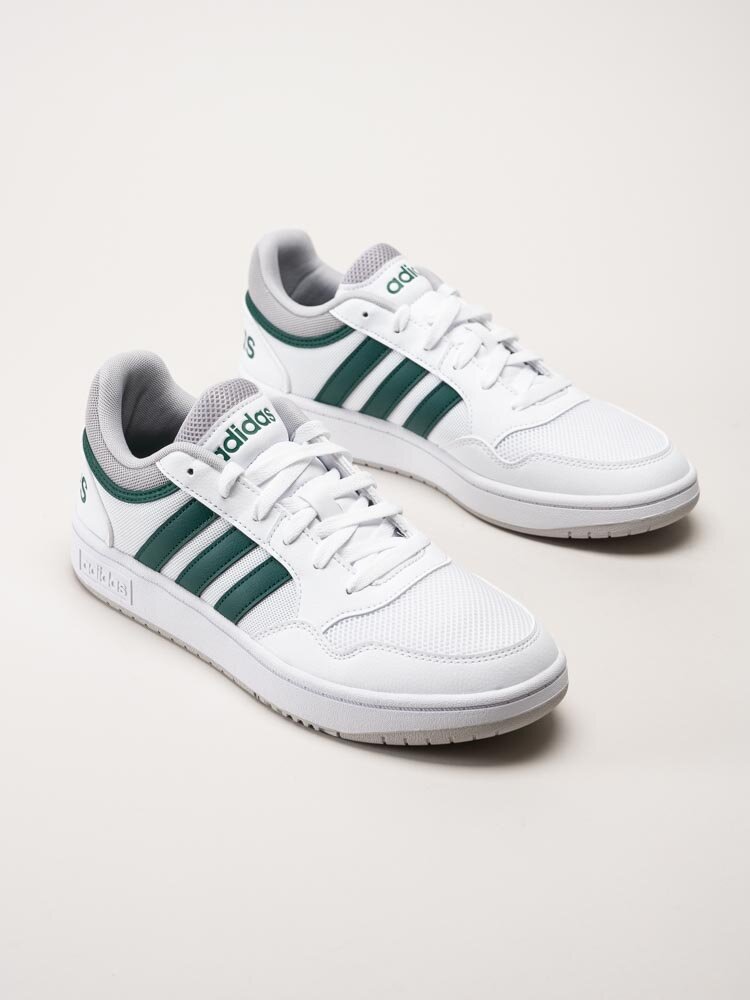 Adidas - hoops 3.0 - Vita sneakers i skinnimitation