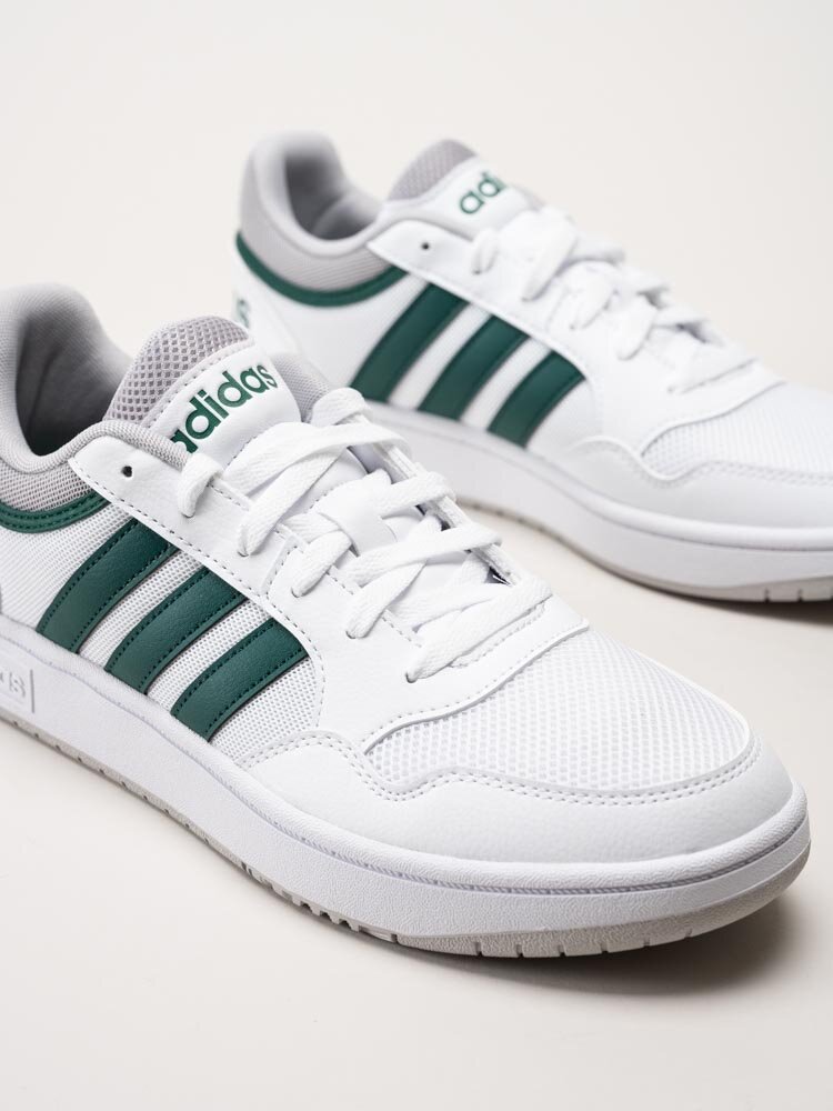 Adidas - hoops 3.0 - Vita sneakers i skinnimitation