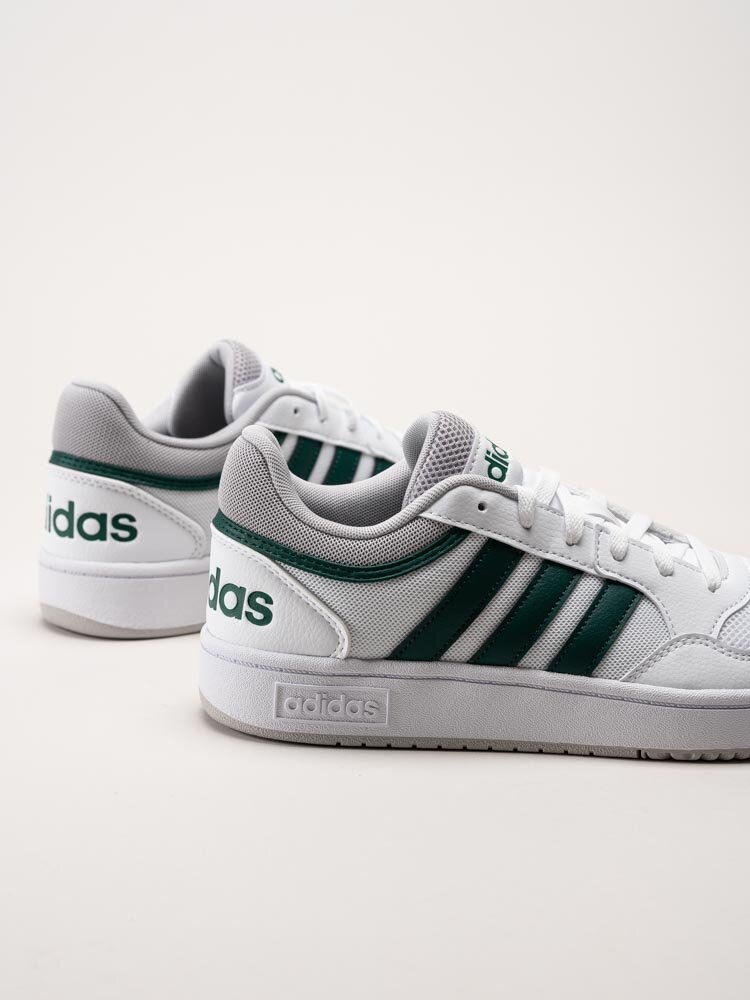 Adidas - hoops 3.0 - Vita sneakers i skinnimitation