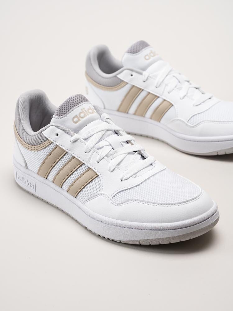 Adidas - Hoops 3.0 - Vita sneakers i skinnimitation