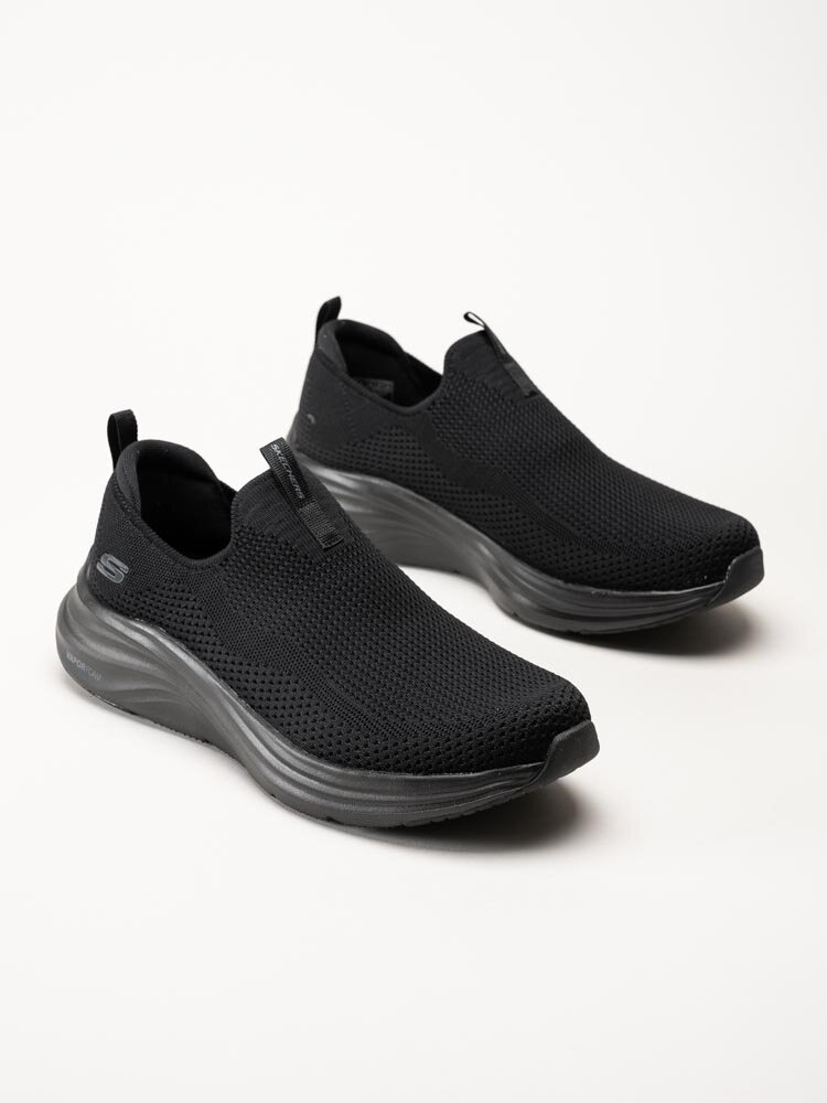 Skechers - Vapor Foam Covert - Svarta slip on sneakers i textil