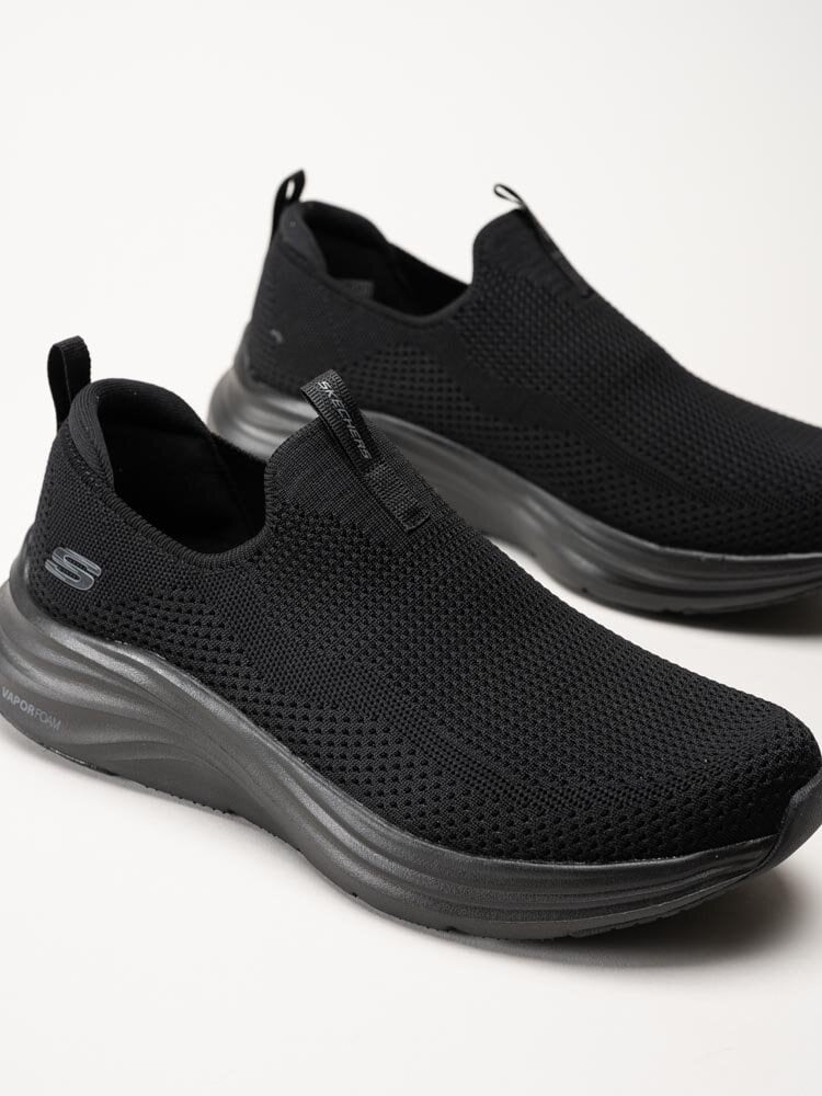 Skechers - Vapor Foam Covert - Svarta slip on sneakers i textil