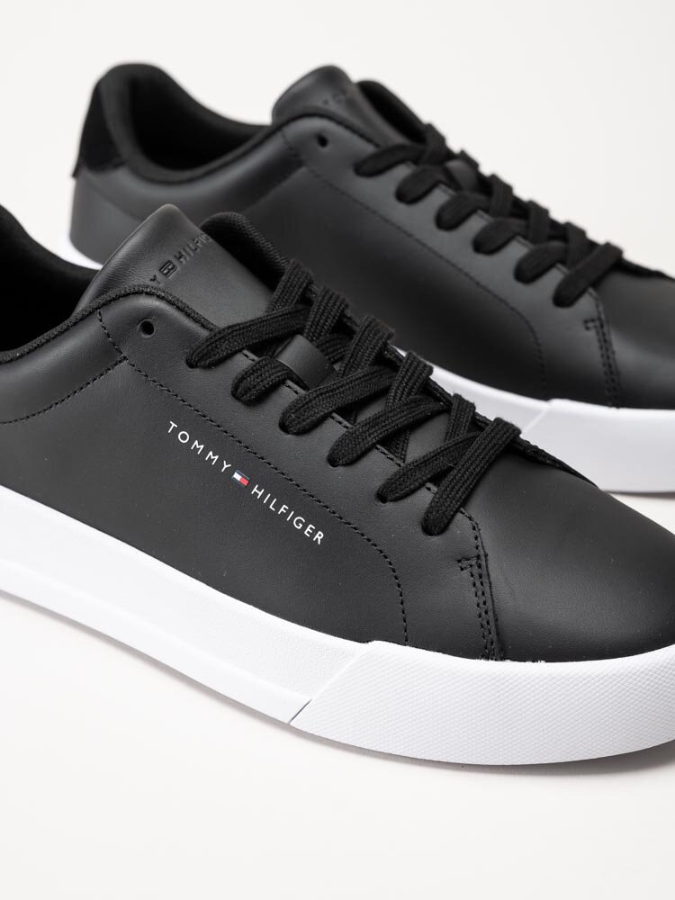 Tommy Hilfiger - Court Leather - Svarta sneakers i skinn