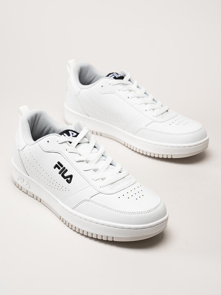 FILA - Rega - Vita sneakers i skinnimitation