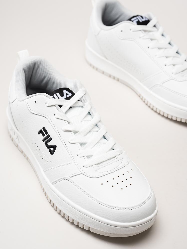 FILA - Rega - Vita sneakers i skinnimitation