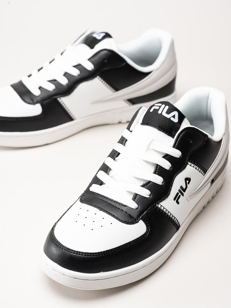 FILA - Noclaf - Svart vita sneakers i skinnimitation