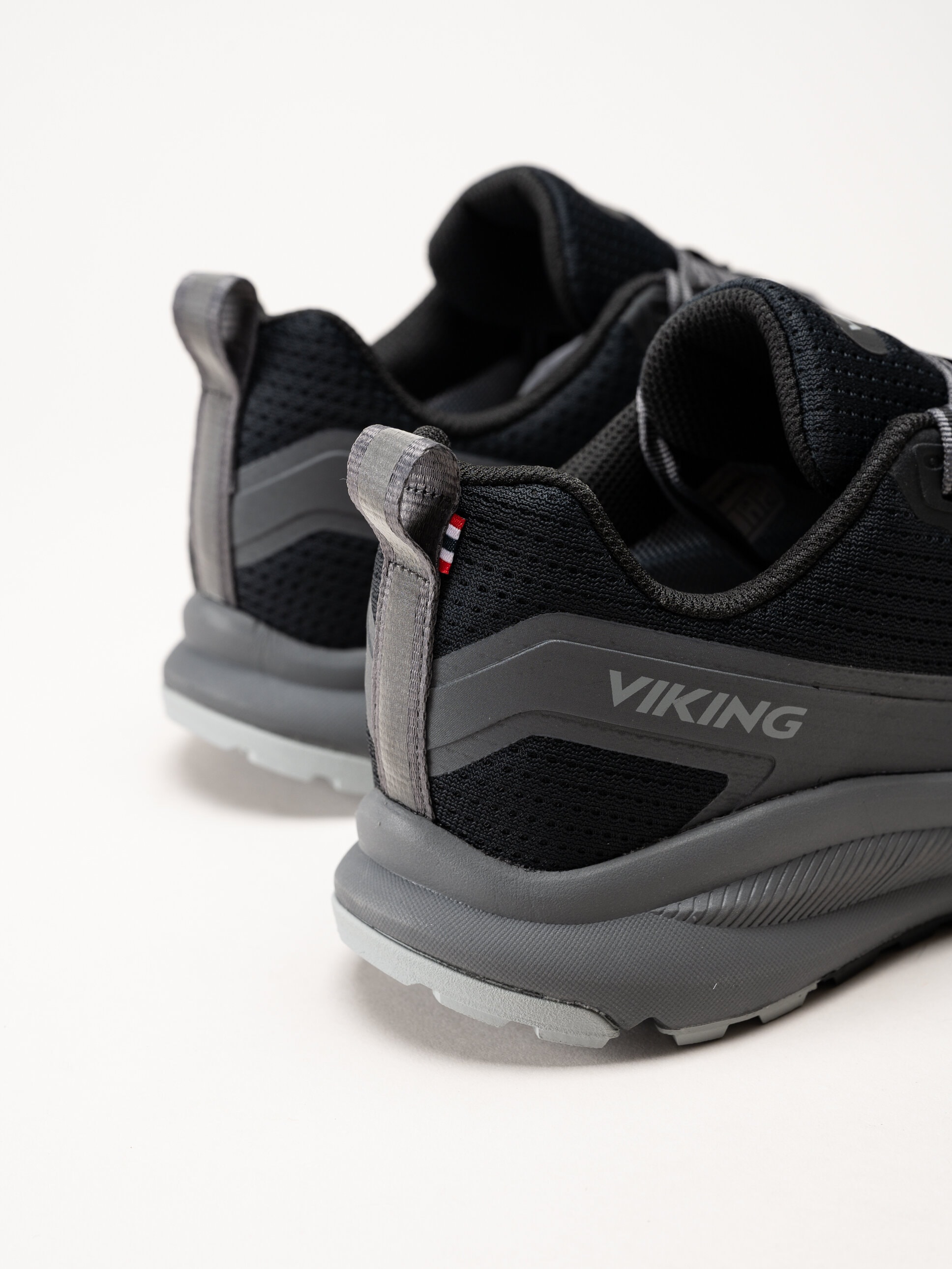 Viking Footwear - Motion Low GTX M - Svarta hybridskor med Gore-Tex