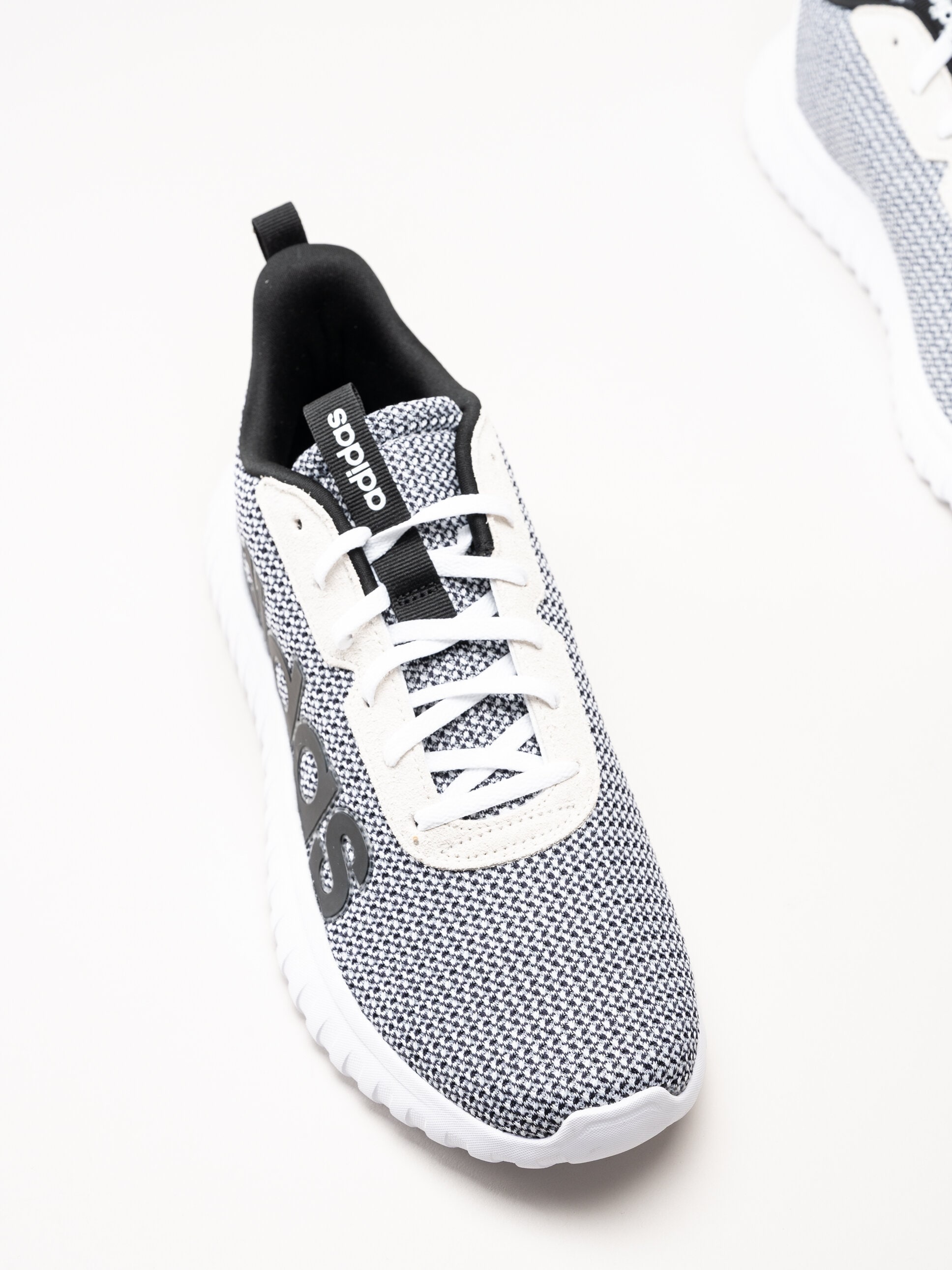 Adidas - Kaptir Base - Svartvita sneakers i textil