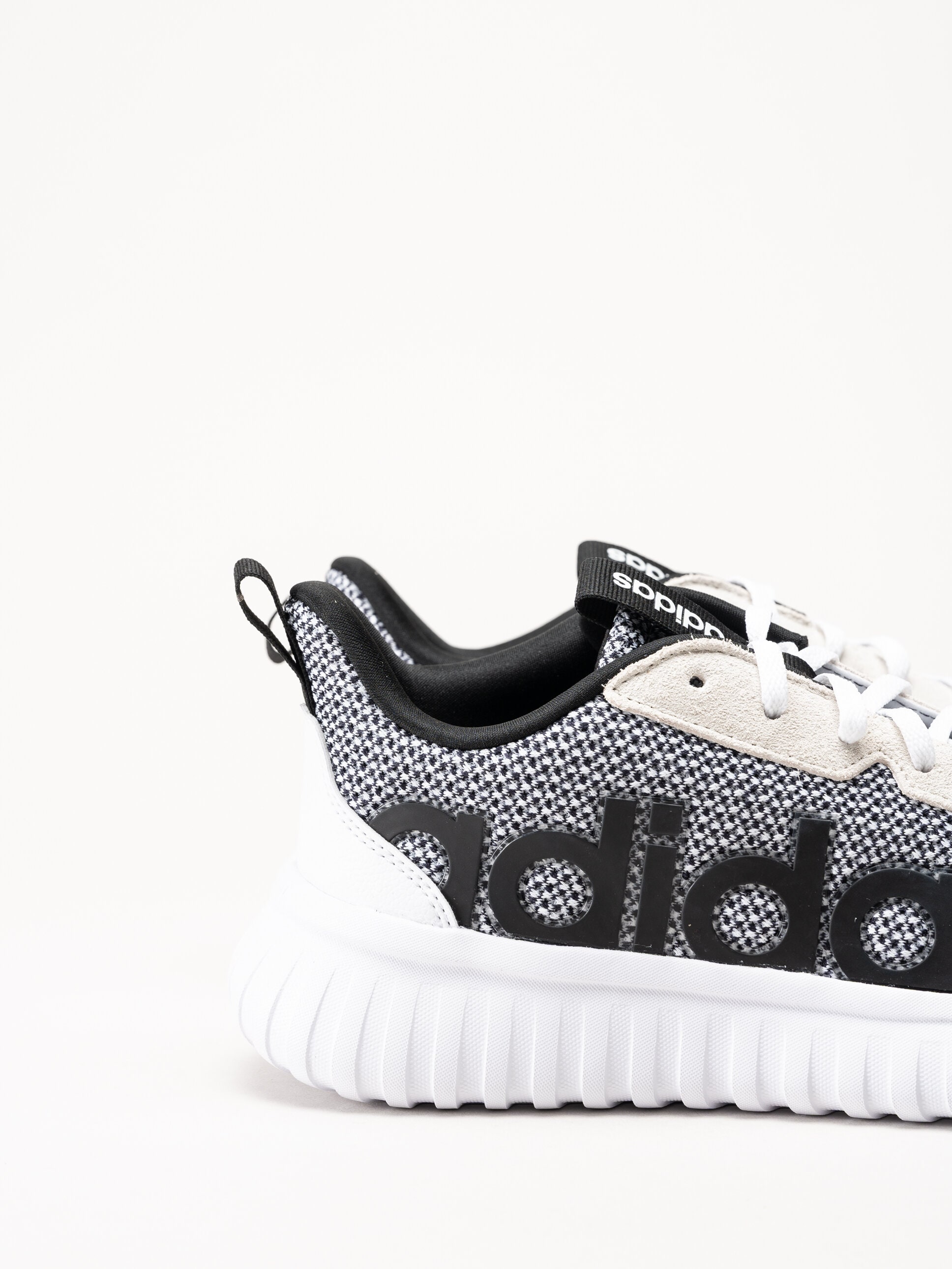 Adidas - Kaptir Base - Svartvita sneakers i textil